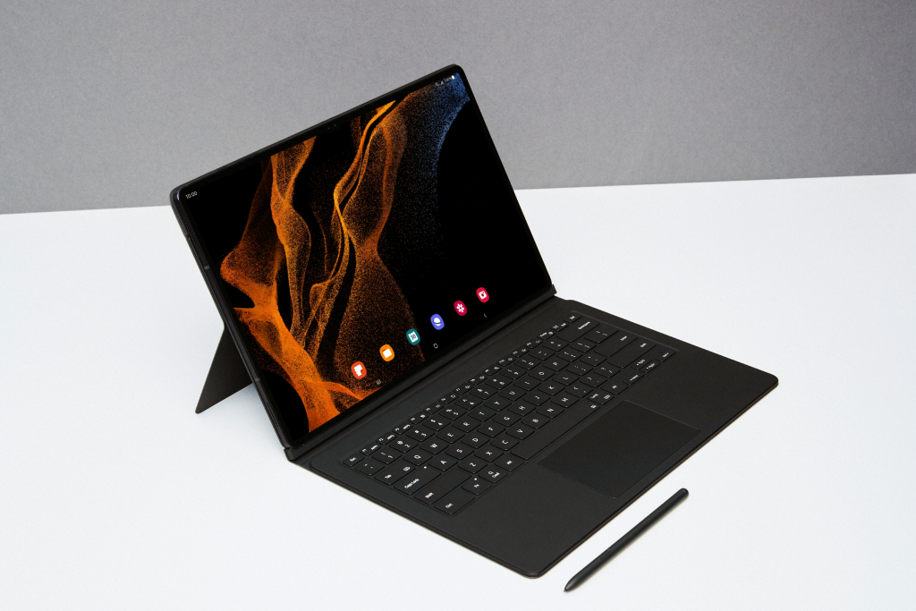 Samsung Galaxy Tab S8, S8+, S8 Ultra: Price, Specs, Availability in the Philippines 90 1 008 Design Tab S8 Ultra with Book Cover Keyboard Graphite HI