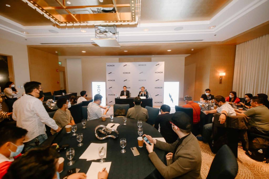 HONOR returns to the Philippines 88 Honor Philippines Contract Signing 5