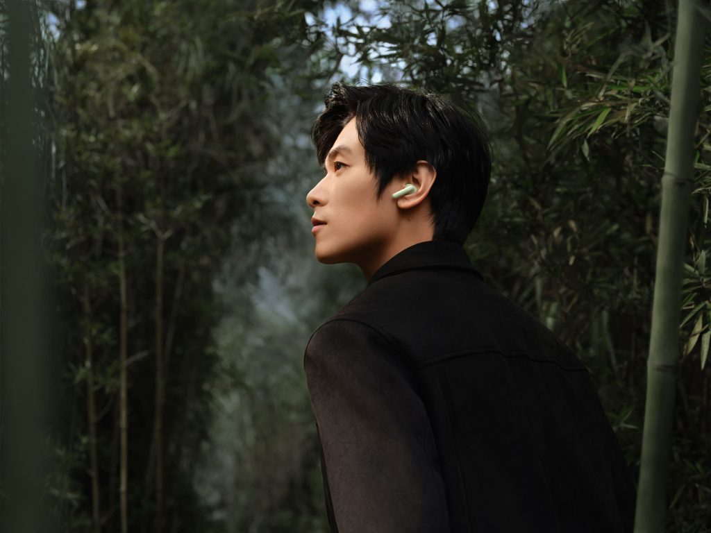 Five top features of the OPPO Enco Air3 Pro 87 猎户座 人物场景图 男模空间听感 绿色 min