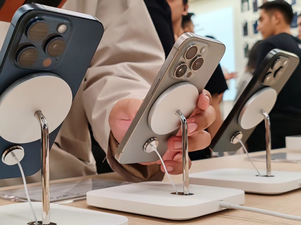 Power Mac Center Unveils iPhone 15 Series in Midnight Launch Event 89 393866913 779407680868558 8132412270174691430 n