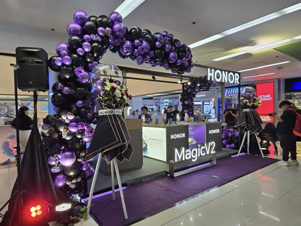 HONOR opens new SM Megamall Experience Lounge, hypes first sale day for Magic V2 foldable 87 431203612 10219934801520043 4015152227266277940 n
