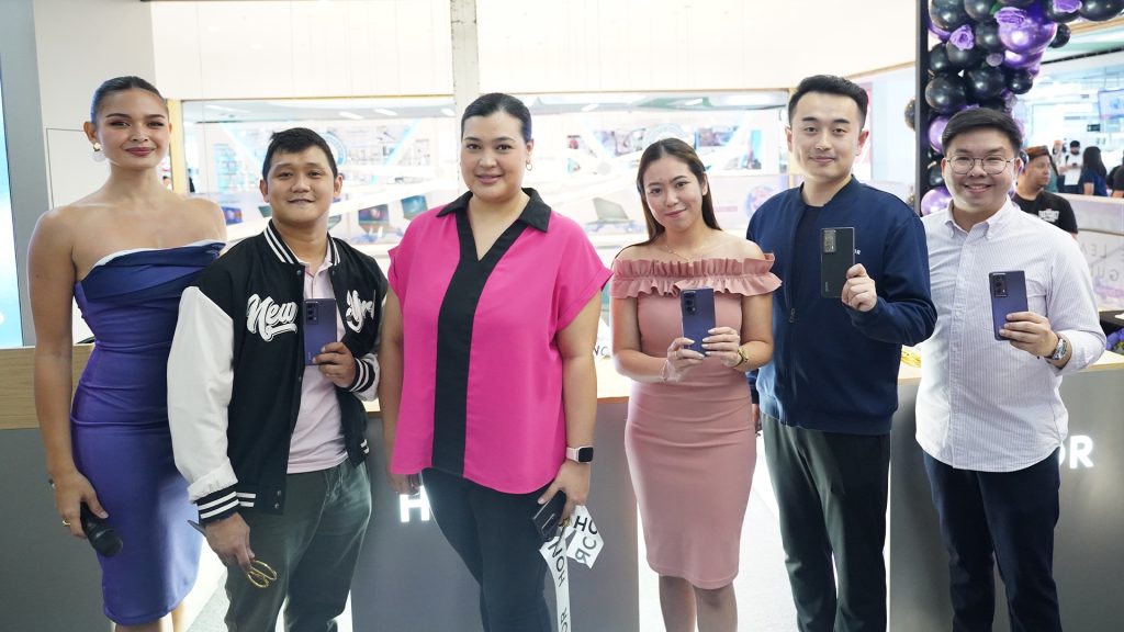 HONOR opens new SM Megamall Experience Lounge, hypes first sale day for Magic V2 foldable 88 HONOR Opens its Newest Store at SM Megamall