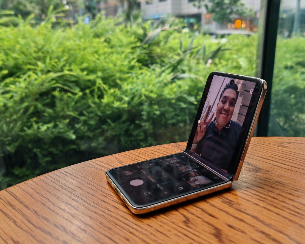 FIRST LOOK: HONOR Magic V Flip 92 HONOR magic v flip philippines handson review 4