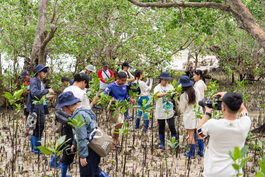 GCash, RAFI Empower Farmers and Fisherfolk in Cebu with Tree-Planting Initiatives 91 GCash GForest 056 min
