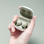 02 01 Berry product 06 galaxybuds2 handson olive L