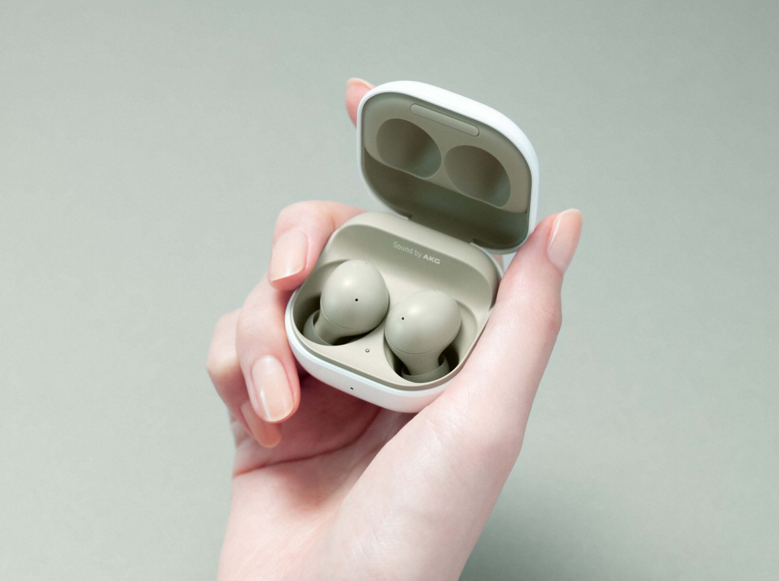 02 01 Berry product 06 galaxybuds2 handson olive L