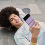03 07 lifestyle galaxyzflip3 5g lavender L 1