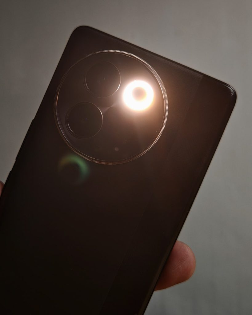 A Guide to Taking Portrait Photos with the vivo v30e 90 IMG 20240901 214458 min