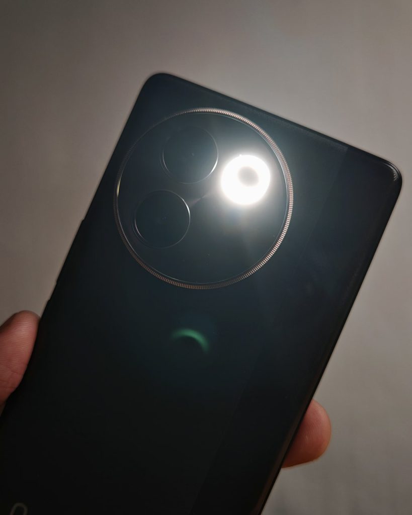 A Guide to Taking Portrait Photos with the vivo v30e 91 IMG 20240901 214507 min