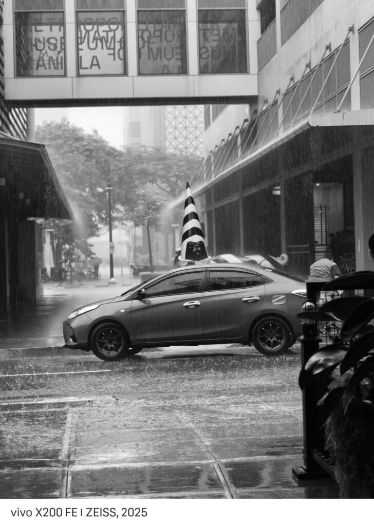 Street photography just got faster with vivo X200 FE 88 vivo X200 FE Street Photography black and white 1