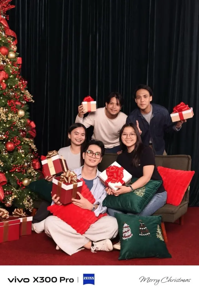 Making Holiday Memories at the vivo Christmas Studio 86 image 23