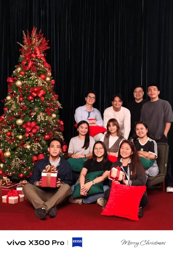 Making Holiday Memories at the vivo Christmas Studio 87 image 24