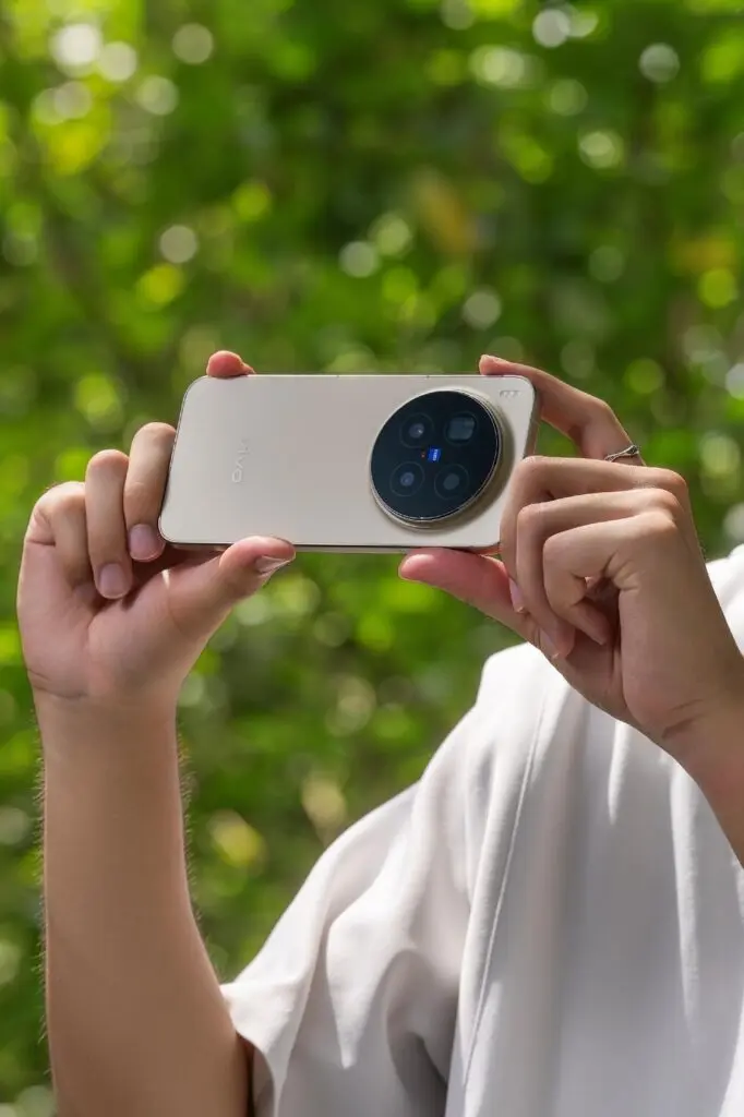 This thing is wild: Unbox Therapy on vivo X300 Pro 87 image 6