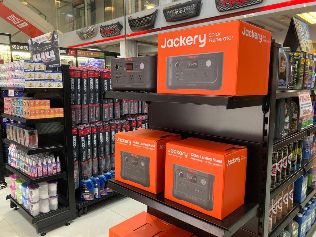 Jackery Partners With BLADE Auto Center to Expand Philippine Retail Reach 86 Jackery x BLADE Auto Center 2 1