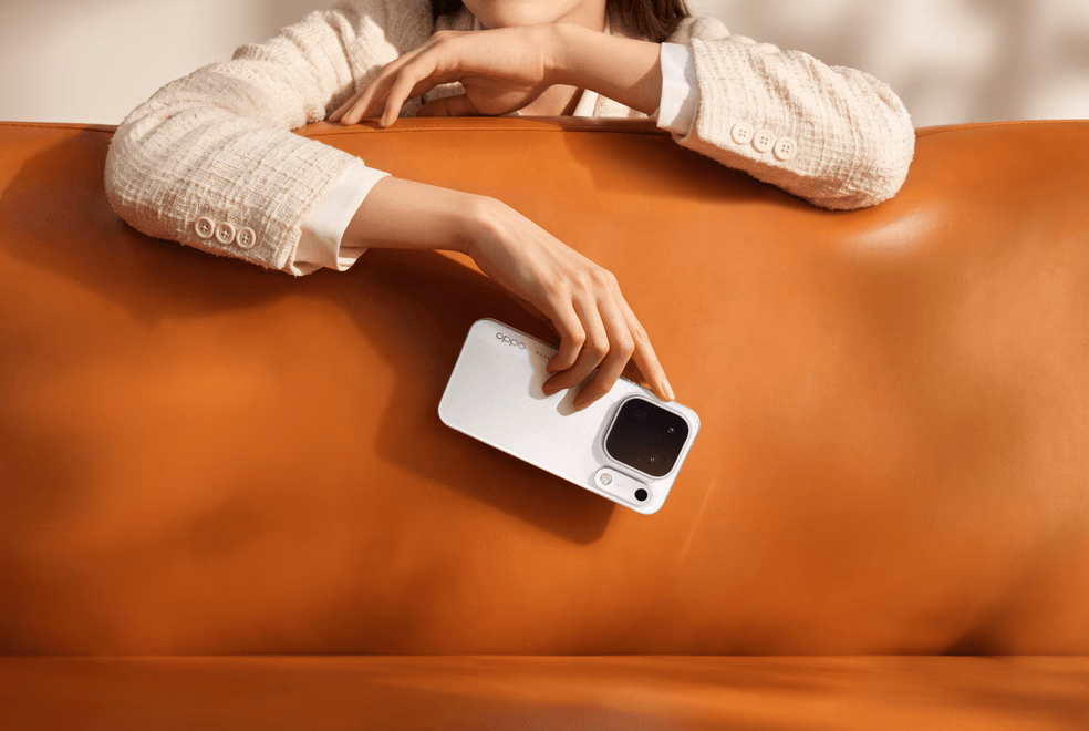 OPPO Find X10 Series Goes Global, Now Priced in the Philippines 85 color en main color white 2.mo .png